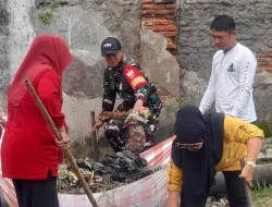 Babinsa Koramil 1405-01/Ujung Gelar Karya Bhakti, Bersihkan Lingkungan di Jl. Andi Cammi Parepare