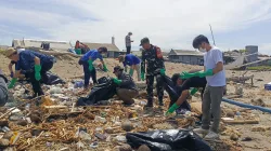 Babinsa Koramil 1404-08/Lanrisang Bersama Warga Gelar Kerja Bakti Bersihkan Lingkungan