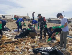 Babinsa Koramil 1404-08/Lanrisang Bersama Warga Gelar Kerja Bakti Bersihkan Lingkungan