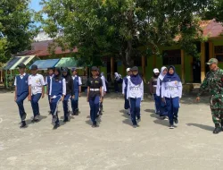 Babinsa Koramil 1405-01/Ujung Latih Disiplin Siswa Melalui PBB di SMP Negeri 1 Parepare