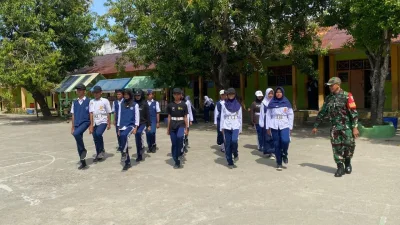 Babinsa Koramil 1405-01/Ujung Latih Disiplin Siswa Melalui PBB di SMP Negeri 1 Parepare