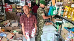 Babinsa Koramil 16/Tangse Cek Harga Sembako di Pasar Keud