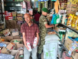 Babinsa Koramil 16/Tangse Cek Harga Sembako di Pasar Keud