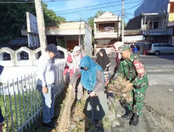 Babinsa 1405-03/Bacukiki Bacukiki Bersama Mahasiswa KKN dan Warga Bersatu Bersihkan Lingkungan Sumpang Minagae