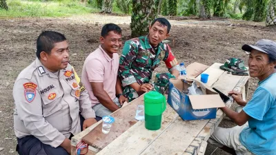 Babinsa Pos Ramil Tadu Raya Melaksanakan Komunikasi sosial Bersama Warga Rantau selamat