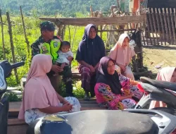 Babinsa Posramil Beutong Ateuh Banggalang Komsos Bersama Ibu-ibu Yang Sedang Duduk Di Pinggir Jalan