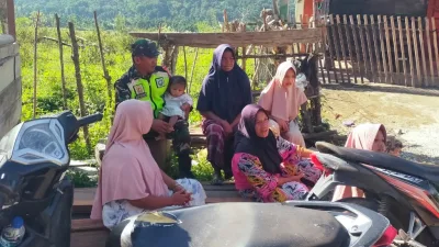 Babinsa Posramil Beutong Ateuh Banggalang Komsos Bersama Ibu-ibu Yang Sedang Duduk Di Pinggir Jalan