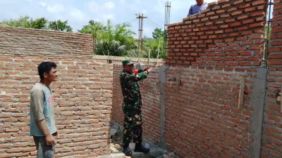 Babinsa Koramil 04/Salang Komsos Dengan Pekerja Bangunan KDKMP