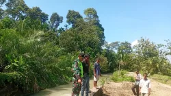 Babinsa Koramil 02/Seunagan Pastikan Kelancaran Saluran Air (Irigasi) Bersama Warga Binaan