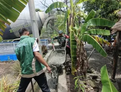Babinsa Koramil 1404-01/Suppa Bersama Aparat Desa dan Warga Laksanakan Kerja Bakti Perbaikan Saluran Irigasi