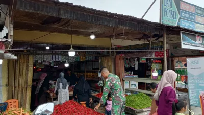 Babinsa Koramil 02/Simteng Monitoring Harga Sembako ‎