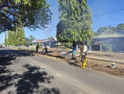 Babinsa Koramil 1404-02/Mattiro Sompe Bersama Warga Bersihkan Jalan