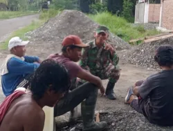 Babinsa Koramil 02/Seunagan Jalin Komsos dengan Warga Di Desa Binaan