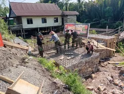 Babinsa Koramil Jajaran Kodim 1405/Parepare Terjun Langsung dalam Pengecoran Jembatan Perintis Garuda, Perkuat Akses dan Kesejahteraan Warga