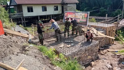 Babinsa Koramil Jajaran Kodim 1405/Parepare Terjun Langsung dalam Pengecoran Jembatan Perintis Garuda, Perkuat Akses dan Kesejahteraan Warga