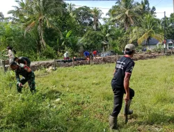 Babinsa Dan Warga Bersihkan Bahu Jalan ‎GotongBersamaRoyon