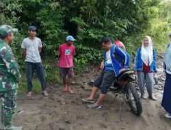 Babinsa 1405-04/Soppeng Riaja Bersama Aparat Desa Himbau Warga Waspada Banjir di Sungai Paddumpu