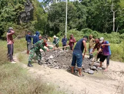 Babinsa Koramil 1405-08/Tanete Riaja Bersama Warga Gotong Royong Timbun Jalan Berlubang Demi Keselamatan Pengguna Jalan