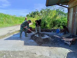 Babinsa Geumpang Bantu Rehab Rumah Warga, Perkuat Semangat Gotong Royong di Pidie