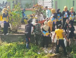 Babinsa Koramil 1404-04/Paleteang Bersama Warga Gelar Kerja Bakti Bersihkan Saluran Pembuangan