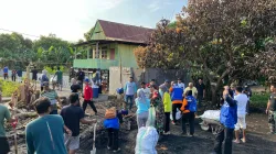 Babinsa Koramil 1405-03/Bacukiki Bersama Mahasiswa KKN dan Warga Gotong Royong Bersihkan Reruntuhan Rumah Pasca Kebakaran di Lumpue   KODIM 1405/PAREPARE – Wujud nyata kepedulian terhadap masyarakat kembali ditunjukkan oleh Babinsa Koramil 1405-03/Bacukiki. Babinsa Kelurahan Lumpue, Sertu Joko P., melaksanakan kegiatan kerja bakti bersama mahasiswa KKN Andi Sapada Kota Parepare, perangkat kelurahan, serta masyarakat setempat dengan sasaran membersihkan reruntuhan rumah bekas kebakaran di Jln. AR. Malaka, Kelurahan Lumpue, Kecamatan Bacukiki Barat, Kota Parepare.  Kegiatan gotong royong ini dilakukan sebagai bentuk kepedulian dan solidaritas terhadap warga yang terdampak musibah kebakaran. Dengan penuh semangat kebersamaan, Babinsa bersama mahasiswa KKN, aparat kelurahan, dan masyarakat bahu-membahu membersihkan puing-puing bangunan yang berserakan agar lingkungan kembali bersih, aman, dan nyaman.  Sertu Joko P. mengatakan bahwa kegiatan karya bakti tersebut merupakan salah satu upaya untuk membantu meringankan beban masyarakat yang tertimpa musibah, sekaligus mempererat hubungan silaturahmi antara TNI dengan rakyat.  “Melalui kerja bakti ini, kami ingin hadir di tengah masyarakat untuk membantu meringankan kesulitan warga. Semangat gotong royong seperti ini harus terus dijaga karena menjadi kekuatan utama dalam menghadapi setiap musibah,” ujarnya.  Selain membantu membersihkan lokasi, kegiatan ini juga menjadi sarana untuk menumbuhkan rasa empati dan kepedulian sosial, khususnya bagi generasi muda seperti mahasiswa KKN yang turut ambil bagian dalam aksi kemanusiaan tersebut.  Masyarakat Kelurahan Lumpue menyampaikan apresiasi dan rasa terima kasih atas kepedulian Babinsa, mahasiswa KKN, dan seluruh pihak yang telah membantu membersihkan lokasi kebakaran. Diharapkan, melalui kebersamaan ini proses pemulihan pasca musibah dapat berjalan lebih cepat dan warga dapat kembali beraktivitas seperti biasa.