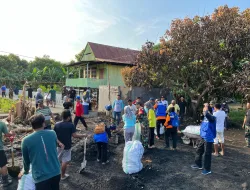 Babinsa Koramil 1405-03/Bacukiki Bersama Mahasiswa KKN dan Warga Gotong Royong Bersihkan Reruntuhan Rumah Pasca Kebakaran di Lumpue   KODIM 1405/PAREPARE – Wujud nyata kepedulian terhadap masyarakat kembali ditunjukkan oleh Babinsa Koramil 1405-03/Bacukiki. Babinsa Kelurahan Lumpue, Sertu Joko P., melaksanakan kegiatan kerja bakti bersama mahasiswa KKN Andi Sapada Kota Parepare, perangkat kelurahan, serta masyarakat setempat dengan sasaran membersihkan reruntuhan rumah bekas kebakaran di Jln. AR. Malaka, Kelurahan Lumpue, Kecamatan Bacukiki Barat, Kota Parepare.  Kegiatan gotong royong ini dilakukan sebagai bentuk kepedulian dan solidaritas terhadap warga yang terdampak musibah kebakaran. Dengan penuh semangat kebersamaan, Babinsa bersama mahasiswa KKN, aparat kelurahan, dan masyarakat bahu-membahu membersihkan puing-puing bangunan yang berserakan agar lingkungan kembali bersih, aman, dan nyaman.  Sertu Joko P. mengatakan bahwa kegiatan karya bakti tersebut merupakan salah satu upaya untuk membantu meringankan beban masyarakat yang tertimpa musibah, sekaligus mempererat hubungan silaturahmi antara TNI dengan rakyat.  “Melalui kerja bakti ini, kami ingin hadir di tengah masyarakat untuk membantu meringankan kesulitan warga. Semangat gotong royong seperti ini harus terus dijaga karena menjadi kekuatan utama dalam menghadapi setiap musibah,” ujarnya.  Selain membantu membersihkan lokasi, kegiatan ini juga menjadi sarana untuk menumbuhkan rasa empati dan kepedulian sosial, khususnya bagi generasi muda seperti mahasiswa KKN yang turut ambil bagian dalam aksi kemanusiaan tersebut.  Masyarakat Kelurahan Lumpue menyampaikan apresiasi dan rasa terima kasih atas kepedulian Babinsa, mahasiswa KKN, dan seluruh pihak yang telah membantu membersihkan lokasi kebakaran. Diharapkan, melalui kebersamaan ini proses pemulihan pasca musibah dapat berjalan lebih cepat dan warga dapat kembali beraktivitas seperti biasa.