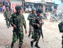 MEMBERI RASA AMAN KEPADA WARGA, ANGGOTA KORAMIL 1703-01/ENAROTALI LAKSANAKAN PATROLI