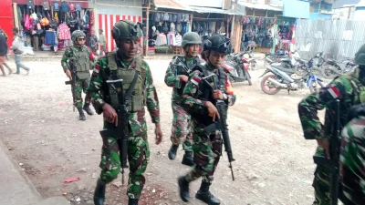 MEMBERI RASA AMAN KEPADA WARGA, ANGGOTA KORAMIL 1703-01/ENAROTALI LAKSANAKAN PATROLI