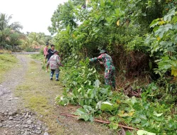 Babinsa Koramil 03/Delima Bersama Warga Gotong Royong Bersihkan Lingkungan Desa dan Semak di Sepanjang Jalan