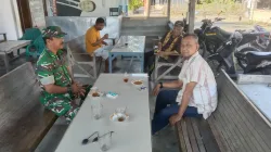 Babinsa Koramil 03 Senagan Timur komsos dengan warga di Warung kopi di desa binaan*