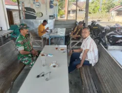 Babinsa Koramil 03 Senagan Timur komsos dengan warga di Warung kopi di desa binaan*