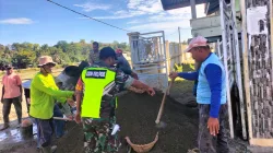 Perkuat Komsos, Babinsa Koramil 26/Grong-Grong Jalin Dialog dengan Pekerja Bangunan di Desa Binaan