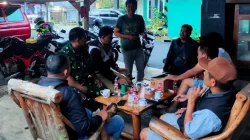 Babinsa Karamat, Koramil 0607-06/Gunungpuyuh Laksanakan Komsos Bersama Warga.