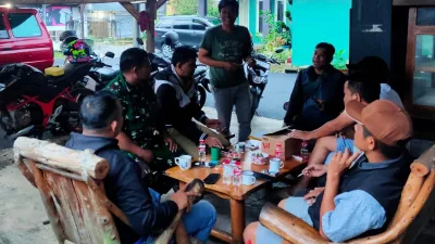 Babinsa Karamat, Koramil 0607-06/Gunungpuyuh Laksanakan Komsos Bersama Warga.