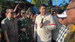 Danrem 181/PVT Turut Hadir Meninjau Program Bedah Rumah BSPS di Sorong  Sorong – Papua Barat Daya, Danrem 181/PVT Brigjen TNI Slamet Riadi, S.I.P., turut mendampingi Menteri Perumahan dan Kawasan Pemukiman RI Maruarar Sirait, S.I.P. dalam kegiatan peninjauan lokasi Program Bantuan Stimulan Perumahan Swadaya (BSPS) Tahun 2026, yang berlangsung di Komplek Kokoda Km. 8, Kelurahan Klasabi, Distrik Sorong Manoi, Kota Sorong, Papua Barat Daya, Sabtu (25/04/2026).  Kegiatan ini juga dihadiri oleh sejumlah pejabat penting, di antaranya Gubernur Papua Barat Daya Elisa Kambu, S.Sos.,  Wali Kota Sorong Septinus Lobat, S.H.,MPA., serta unsur Forkopimda dan tokoh masyarakat.  Dalam peninjauan tersebut, Menteri PKP RI bersama rombongan melihat langsung kondisi rumah warga yang akan direnovasi melalui program BSPS. Program ini merupakan salah satu upaya pemerintah dalam meningkatkan kualitas hunian masyarakat berpenghasilan rendah (MBR), khususnya di wilayah Provinsi Papua Barat Daya.  Dalam arahannya, Menteri PKP RI menegaskan bahwa program BSPS merupakan bagian dari kebijakan strategis Presiden yang harus dilaksanakan secara transparan dan bebas dari praktik pungutan liar. Ia juga menekankan pentingnya peran masyarakat dalam mengawasi jalannya program agar tepat sasaran dan memberikan manfaat maksimal.  “Program ini menggunakan uang rakyat, sehingga harus diawasi bersama. Tidak boleh ada pihak yang mengambil keuntungan pribadi,” tegasnya.  Di Kota Sorong sendiri, program BSPS akan menyasar sebanyak 243 unit rumah yang tersebar di 10 distrik, termasuk 18 unit di Kelurahan Klasabi yang menjadi prioritas karena kondisi wilayahnya yang rawan banjir dan tergolong kawasan padat serta kumuh.  Kehadiran Danrem 181/PVT dalam kegiatan ini menunjukkan komitmen TNI AD dalam mendukung program pemerintah guna meningkatkan kesejahteraan masyarakat, sekaligus memastikan pelaksanaan kegiatan berjalan aman, tertib, dan lancar.  Seluruh rangkaian kegiatan peninjauan berlangsung dengan aman dan tertib hingga selesai.