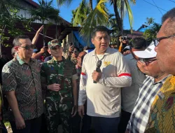 Danrem 181/PVT Turut Hadir Meninjau Program Bedah Rumah BSPS di Sorong  Sorong – Papua Barat Daya, Danrem 181/PVT Brigjen TNI Slamet Riadi, S.I.P., turut mendampingi Menteri Perumahan dan Kawasan Pemukiman RI Maruarar Sirait, S.I.P. dalam kegiatan peninjauan lokasi Program Bantuan Stimulan Perumahan Swadaya (BSPS) Tahun 2026, yang berlangsung di Komplek Kokoda Km. 8, Kelurahan Klasabi, Distrik Sorong Manoi, Kota Sorong, Papua Barat Daya, Sabtu (25/04/2026).  Kegiatan ini juga dihadiri oleh sejumlah pejabat penting, di antaranya Gubernur Papua Barat Daya Elisa Kambu, S.Sos.,  Wali Kota Sorong Septinus Lobat, S.H.,MPA., serta unsur Forkopimda dan tokoh masyarakat.  Dalam peninjauan tersebut, Menteri PKP RI bersama rombongan melihat langsung kondisi rumah warga yang akan direnovasi melalui program BSPS. Program ini merupakan salah satu upaya pemerintah dalam meningkatkan kualitas hunian masyarakat berpenghasilan rendah (MBR), khususnya di wilayah Provinsi Papua Barat Daya.  Dalam arahannya, Menteri PKP RI menegaskan bahwa program BSPS merupakan bagian dari kebijakan strategis Presiden yang harus dilaksanakan secara transparan dan bebas dari praktik pungutan liar. Ia juga menekankan pentingnya peran masyarakat dalam mengawasi jalannya program agar tepat sasaran dan memberikan manfaat maksimal.  “Program ini menggunakan uang rakyat, sehingga harus diawasi bersama. Tidak boleh ada pihak yang mengambil keuntungan pribadi,” tegasnya.  Di Kota Sorong sendiri, program BSPS akan menyasar sebanyak 243 unit rumah yang tersebar di 10 distrik, termasuk 18 unit di Kelurahan Klasabi yang menjadi prioritas karena kondisi wilayahnya yang rawan banjir dan tergolong kawasan padat serta kumuh.  Kehadiran Danrem 181/PVT dalam kegiatan ini menunjukkan komitmen TNI AD dalam mendukung program pemerintah guna meningkatkan kesejahteraan masyarakat, sekaligus memastikan pelaksanaan kegiatan berjalan aman, tertib, dan lancar.  Seluruh rangkaian kegiatan peninjauan berlangsung dengan aman dan tertib hingga selesai.