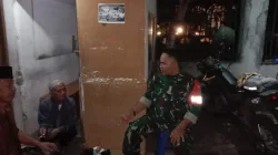 Babinsa Warudoyong Laksanakan Komsos dan Patroli Malam Bersama Warga