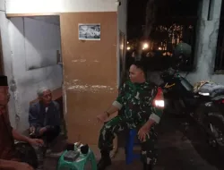 Babinsa Warudoyong Laksanakan Komsos dan Patroli Malam Bersama Warga