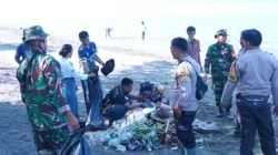 Untuk Menarik Wisatawan, Koramil 1404-07/Lembang Gelar Kerja Bakti Pembersihan Pantai Salopo