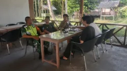Babinsa Koramil 05/Indra Jaya Perkuat Komsos, Jalin Dialog dan Sampaikan Imbauan Kamtibmas kepada Warga Desa Binaan