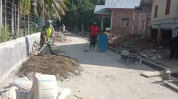 Babinsa Koramil 03/Delima Bersama Warga Gotong Royong Bangun Drainase di Desa Dayah Reubee