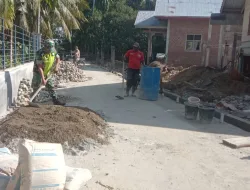 Babinsa Koramil 03/Delima Bersama Warga Gotong Royong Bangun Drainase di Desa Dayah Reubee