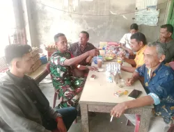 Babinsa Koramil 03/Delima Perkuat Keakraban dan Serap Aspirasi Warga Melalui Komsos di Desa Binaan