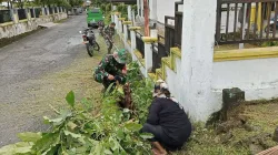 Personel Koramil 1405-04/Soppeng Riaja Bersama Warga Gotong Royong Bersihkan Lingkungan dari Sampah