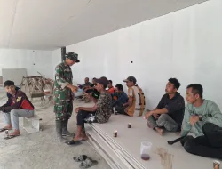 Babinsa laksanakan komsos bersama pekerja pembangunan KDKMP