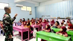 Babinsa Koramil 1405-01/Ujung Tanamkan Nilai Kedisiplinan Sejak Dini kepada Siswa SD Negeri 1 Parepare