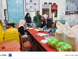 Babinsa Koramil 1405-06/ Barru Kawal Penyaluran Bantuan Pangan Bulog, Warga Sumpang Binangae Sambut Antusias