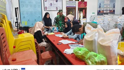Babinsa Koramil 1405-06/ Barru Kawal Penyaluran Bantuan Pangan Bulog, Warga Sumpang Binangae Sambut Antusias