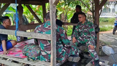 Pelda Devin Babinsa Sukakarya,Koramil 0607-07/Warudoyong Laksanakan Komsos, Bahas Pembangunan Jembatan Bersama Warga