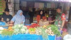 Babinsa Koramil Tiro Pantau Harga Sembako di Pasar Tradisional, Stok Dipastikan Aman